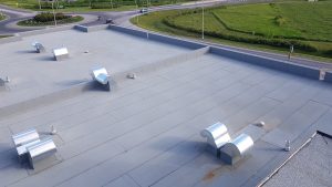 Vue en hauteur d'un toit plat commercial