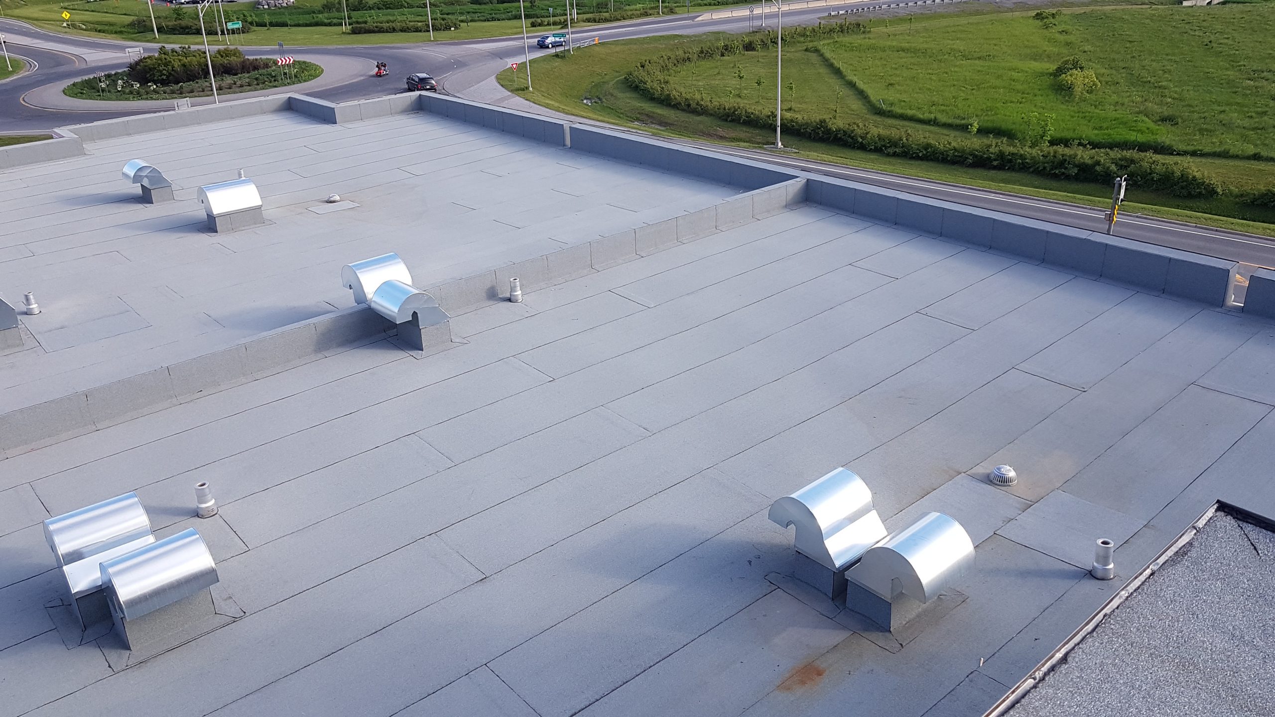 Vue en hauteur d'un toit plat commercial
