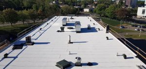 Un toit blanc installé par les experts de Toiture C.V. Dionne
