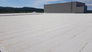 Illustration d’une toiture industrielle avec une membrane élastomère