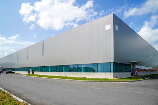Grand bâtiment gris avec fenêtre dans une zone industrielle